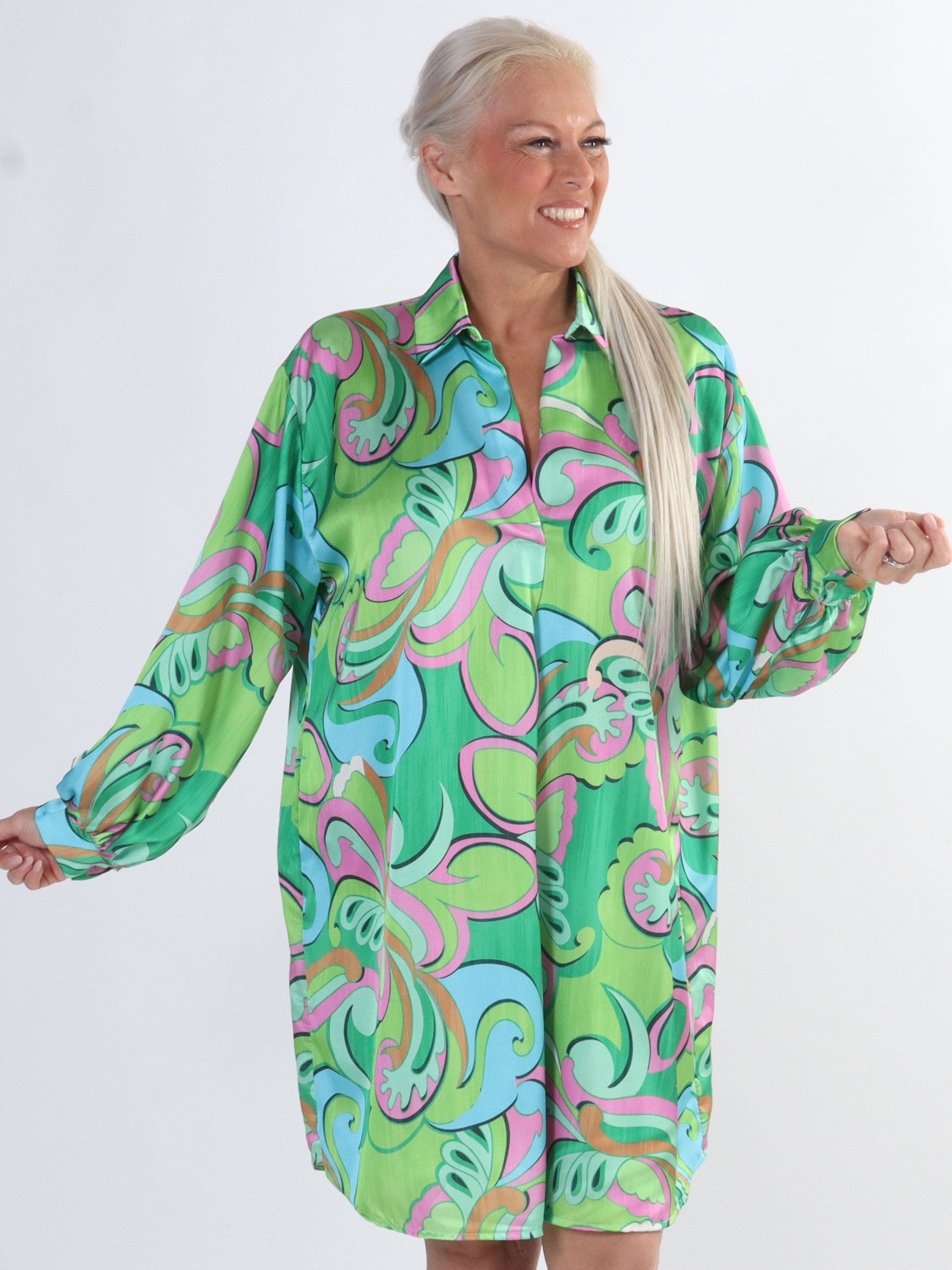 Happy Dress - Flerfarvet plus size skjortekjole i silkelook